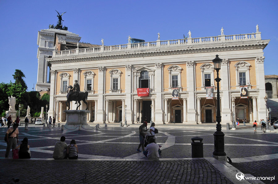 Rzym. Wzgórze Kapitol. Widok na muzea kapitolińskie. - foto: wnieznane.pl