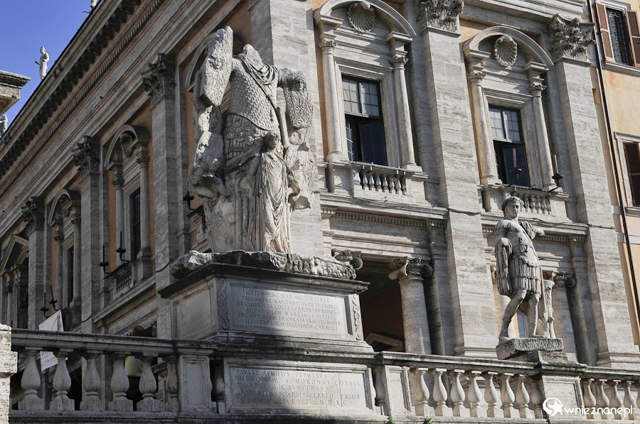 Rzym. Posąg bez głowy na Wzgórzu Kapitolińskim. - foto: wnieznane.pl