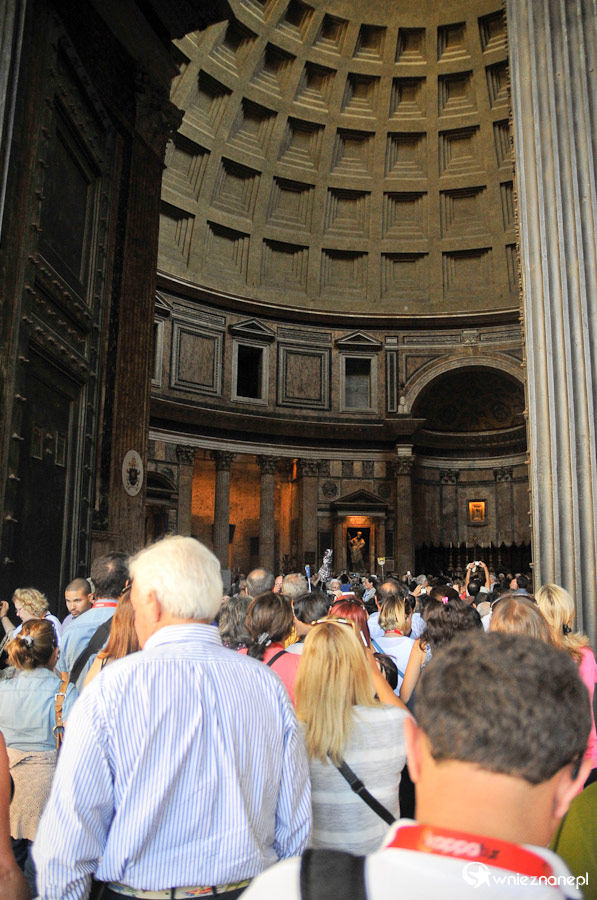 Rzym. Wchodzimy do Panteonu... - foto: wnieznane.pl