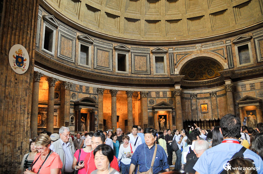 Rzym. Tłumy we wnętrzu Panteonu. - foto: wnieznane.pl
