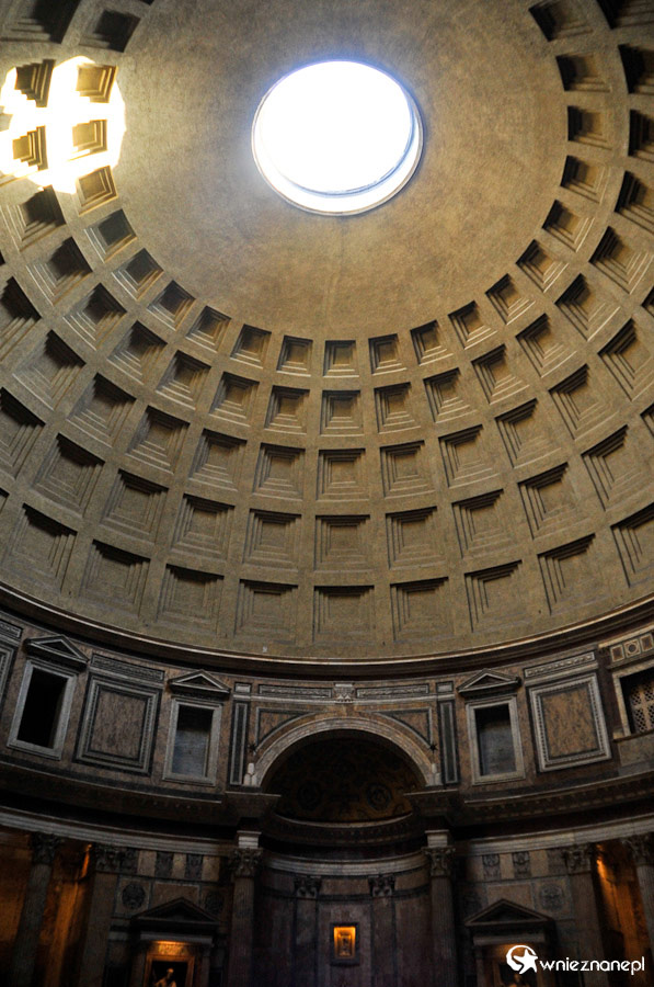 Rzym. Sklepienie Panteonu. - foto: wnieznane.pl