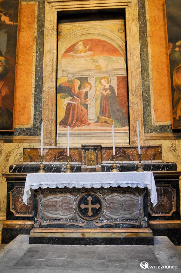 Rzym. Ołtarz we wnętrzu Panteonu. - foto: wnieznane.pl