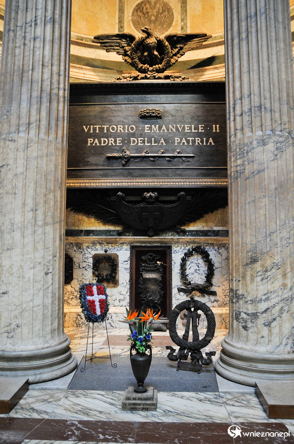 Rzym. Grób Vittorio Emanuele II we wnętrzu Panteonu. - foto: wnieznane.pl