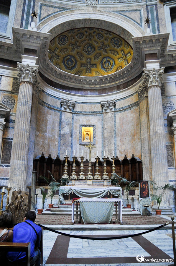 Rzym. Ołtarz we wnętrzu Panteonu. - foto: wnieznane.pl