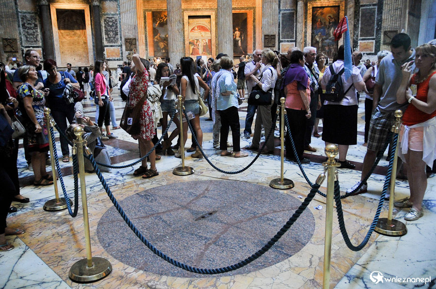 Rzym. Tłumy we wnętrzu Panteonu. - foto: wnieznane.pl