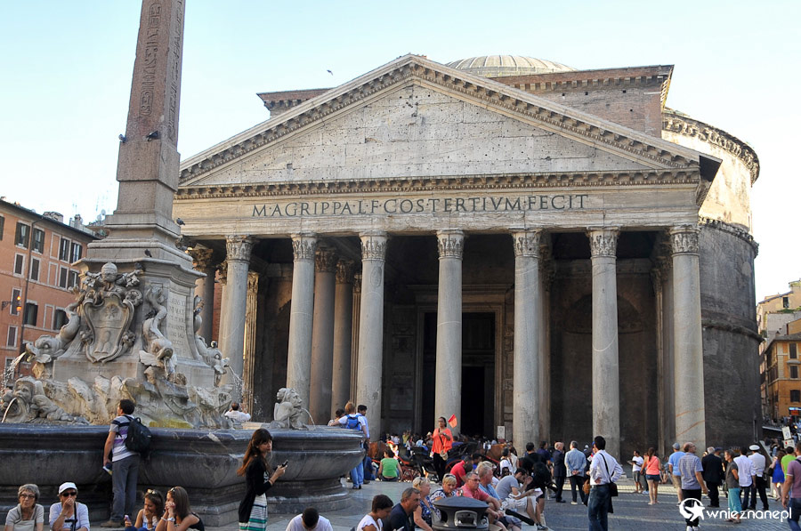 Rzym. Panteon i fontanna przy Piazza della Rotonda.  - foto: wnieznane.pl