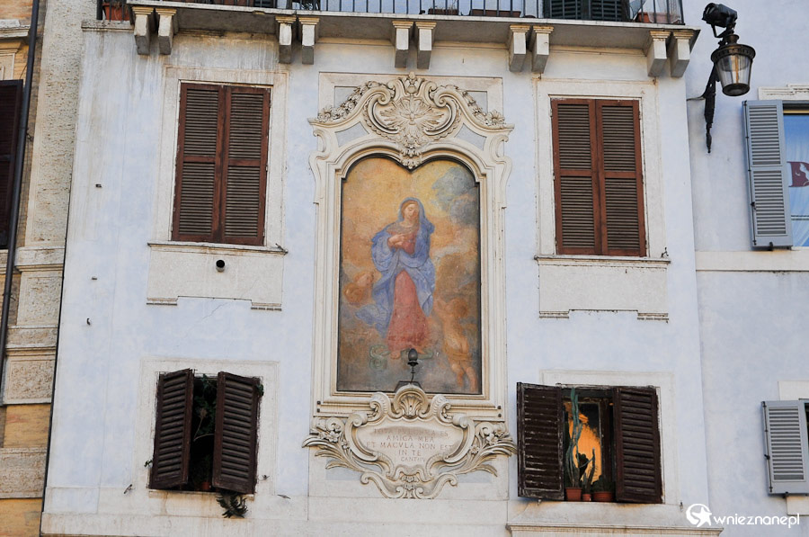 Rzym. Kamienica przy Piazza della Rotonda. - foto: wnieznane.pl