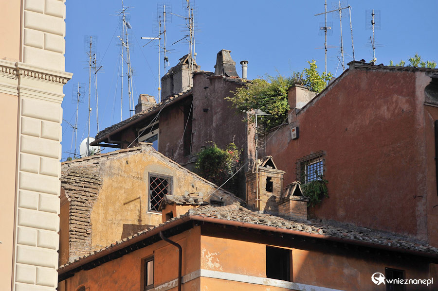 Rzym. Dachy kamienic przy Piazza della Rotonda. - foto: wnieznane.pl