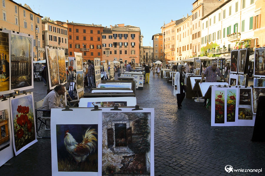 Rzym. Sprzedawcy obrazów na Piazza Navona.  - foto: wnieznane.pl