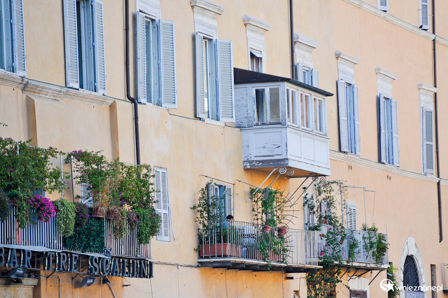 Rzym. Kamienice z balkonami przy Piazza Navona. - foto: wnieznane.pl