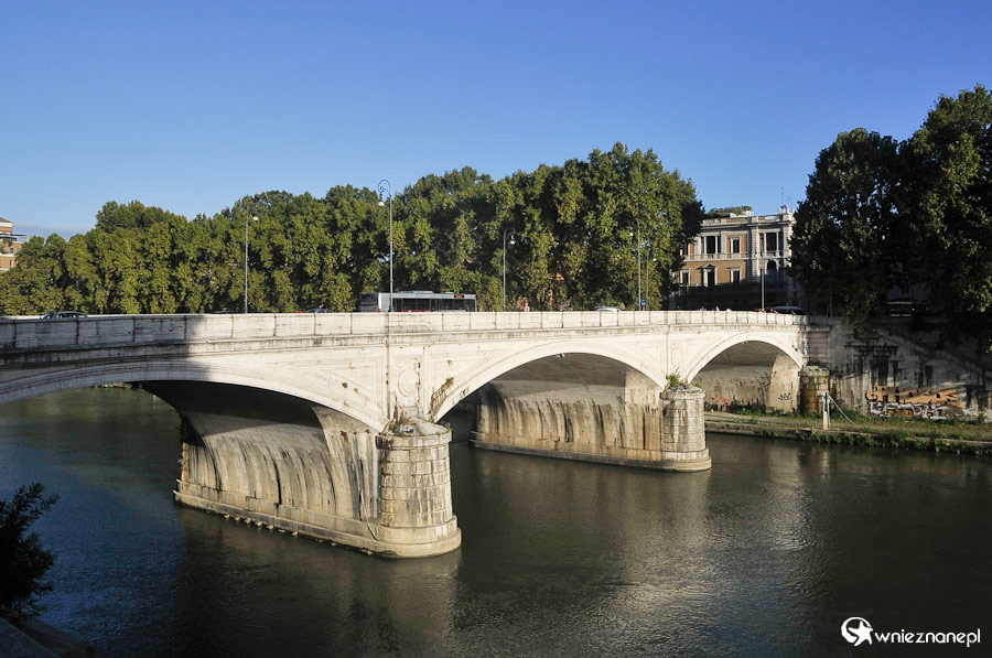 Rzym. Jeden z mostów na Tybrze. - foto: wnieznane.pl