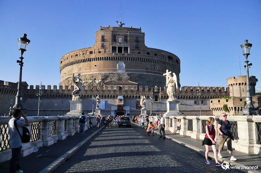 Rzym. Most św. Anioła. W tle Zamek św. Anioła. - foto: wnieznane.pl