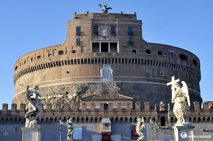 Rzym. Zamek św. Anioła widziany z Mostu św. Anioła. - foto: wnieznane.pl