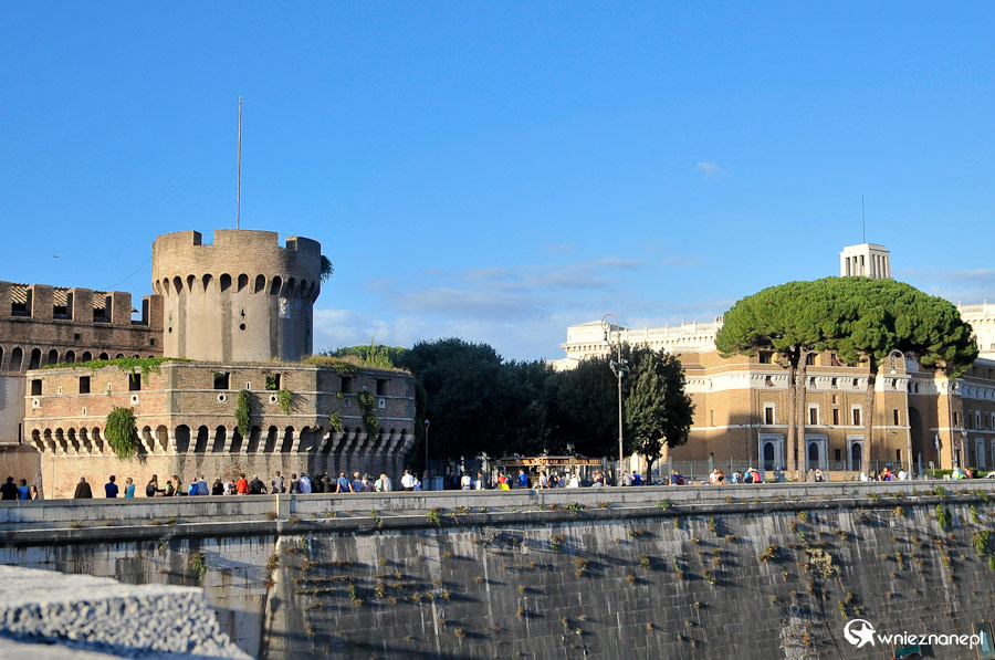 Rzym. Widok na Zamek św. Anioła z Mostu św. Anioła. - foto: wnieznane.pl