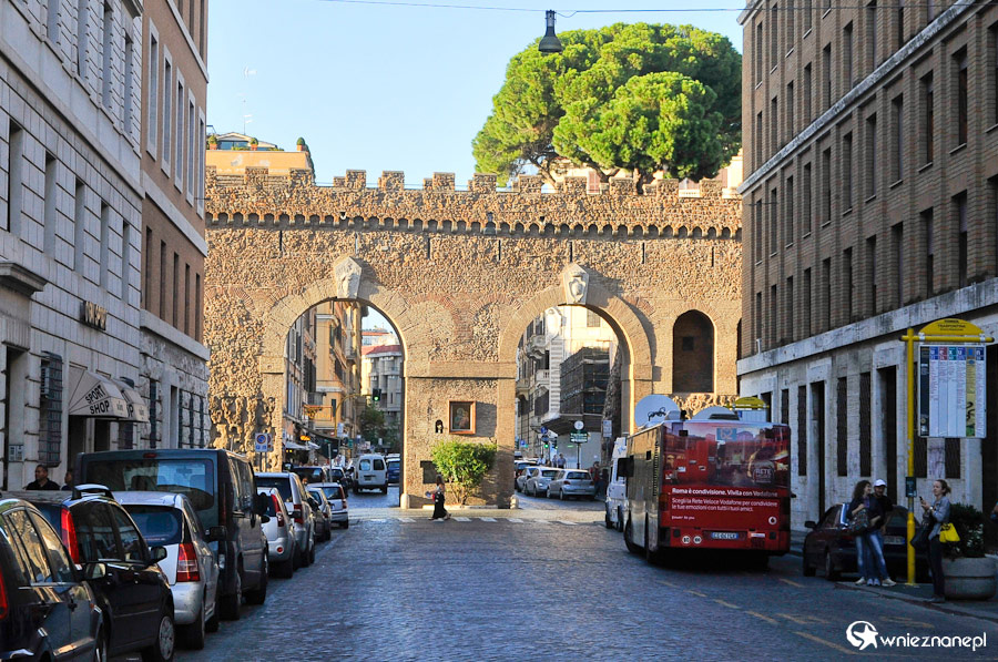 Rzym. Brama przy Via del Conziliazione.  - foto: wnieznane.pl