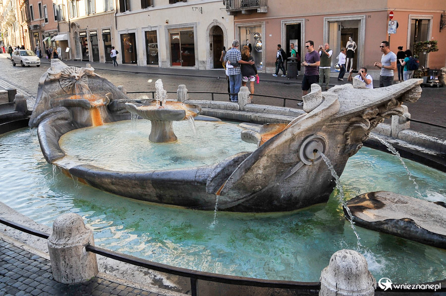 Rzym. Fontanna Barcaccia na Placu Hiszpańskim. - foto: wnieznane.pl