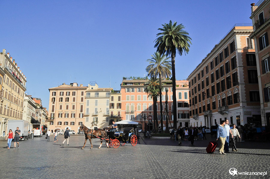 Rzym. Piazza di Spagna (Plac Hiszpanski) o poranku. - foto: wnieznane.pl