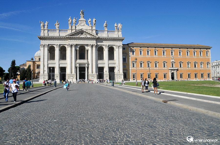 Rzym. Fasada Bazyliki św. Jana na Lateranie. - foto: wnieznane.pl