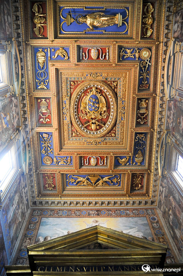 Rzym. Wspaniale zdobione sklepienie we wnętrzu Bazyliki św. Jana na Lateranie. - foto: wnieznane.pl