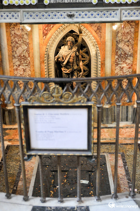 Rzym. Grób papieski we wnętrzu Bazyliki św. Jana na Lateranie. - foto: wnieznane.pl