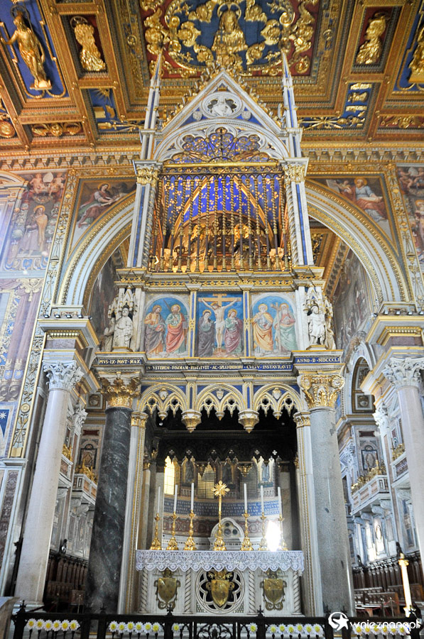 Rzym. Wspaniały ołtarz we wnętrzu Bazyliki św. Jana na Lateranie. - foto: wnieznane.pl