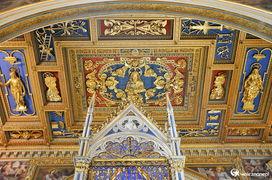 Rzym. Pięknie zdobiony sufit we wnętrzu Bazyliki św. Jana na Lateranie. - foto: wnieznane.pl