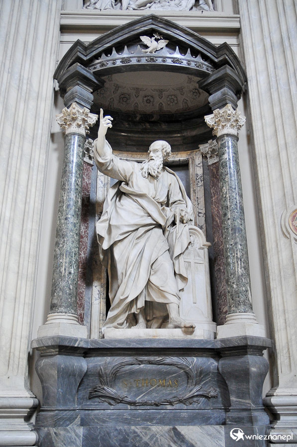 Rzym. Rzeźba św. Tomasza we wnętrzu Bazyliki św. Jana na Lateranie. - foto: wnieznane.pl