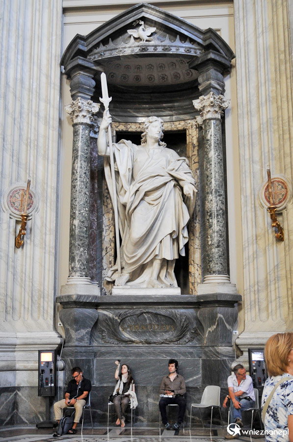 Rzym. Odpoczynek przy rzeźbie we wnętrzu Bazyliki św. Jana na Lateranie. - foto: wnieznane.pl