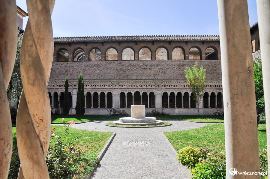 Rzym. Dziedziniec Bazyliki św. Jana na Lateranie. - foto: wnieznane.pl
