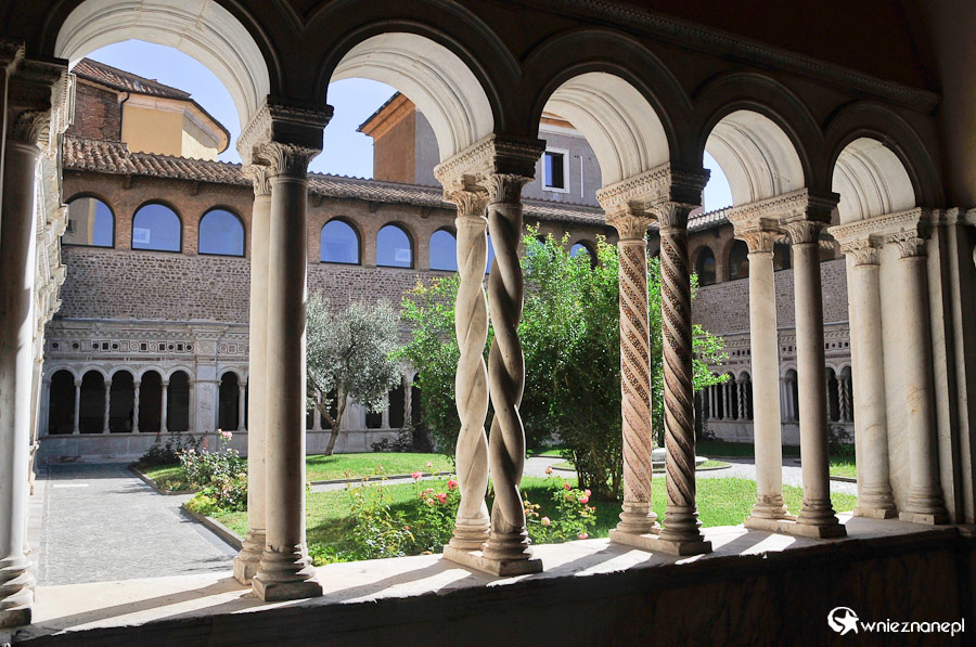 Rzym. Dziedziniec Bazyliki św. Jana na Lateranie. - foto: wnieznane.pl