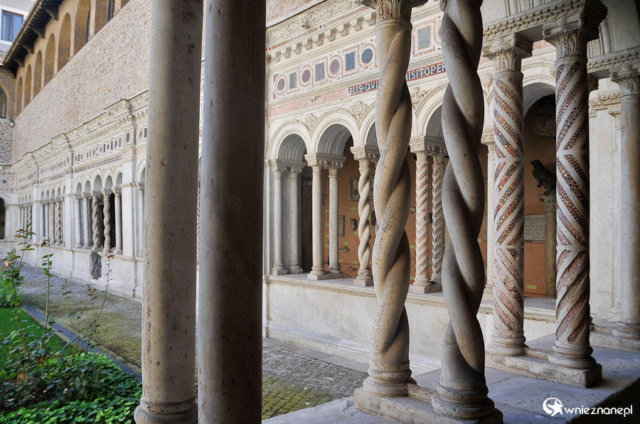 Rzym. Dziedziniec Bazyliki św. Jana na Lateranie. - foto: wnieznane.pl