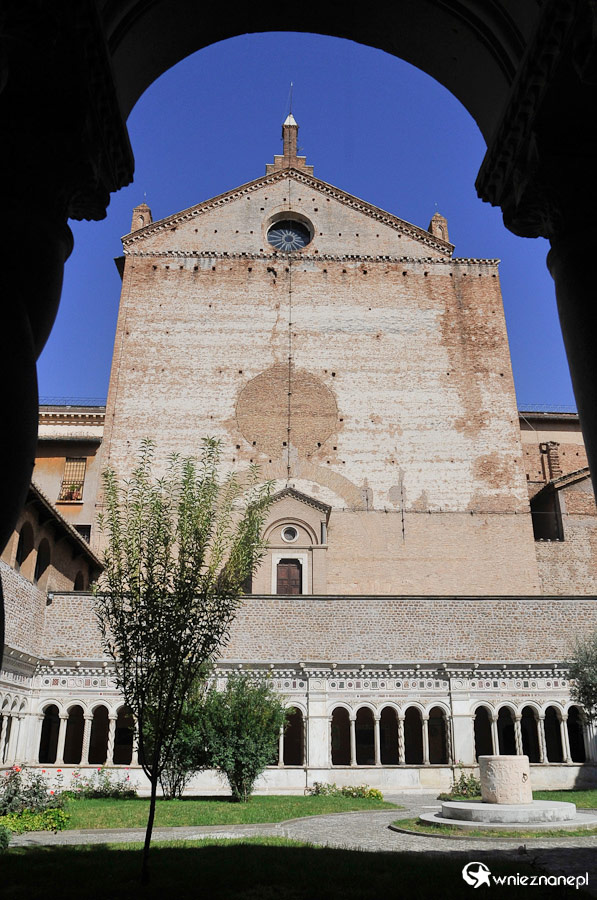 Rzym. Dziedziniec Bazyliki św. Jana na Lateranie. - foto: wnieznane.pl