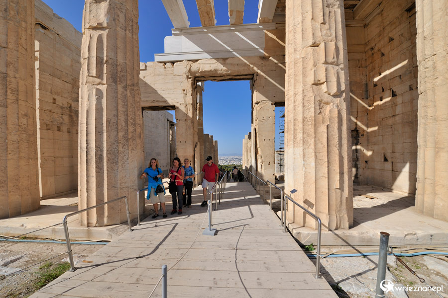 Ateny. Marmurowe Propyleje - wejście na Akropol. - foto: wnieznane.pl