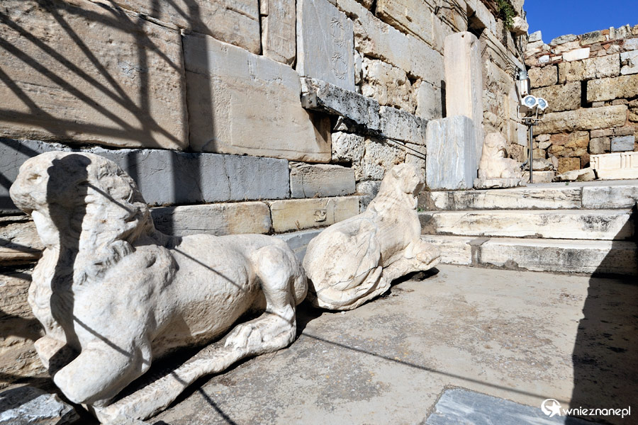 Ateny. Kamienne lwy zdobią Propyleje na Akropolu. - foto: wnieznane.pl