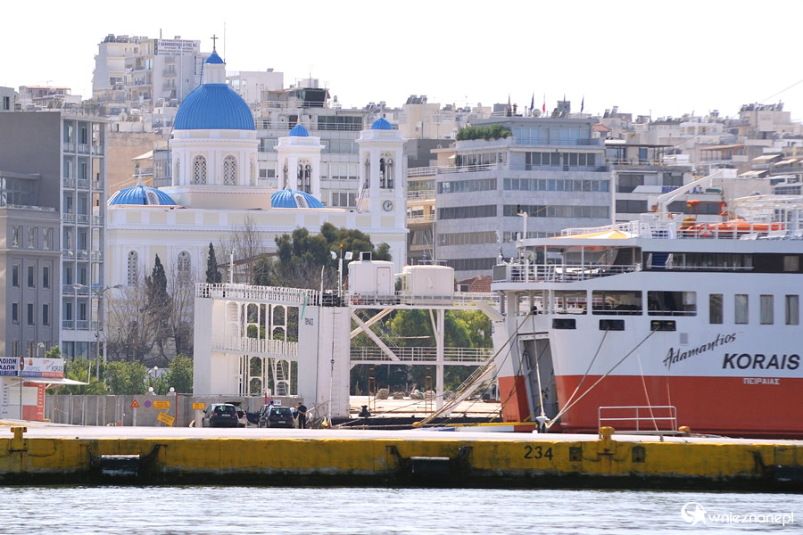 Port w Pireusie. W tle efektowny kościół. - foto: wnieznane.pl