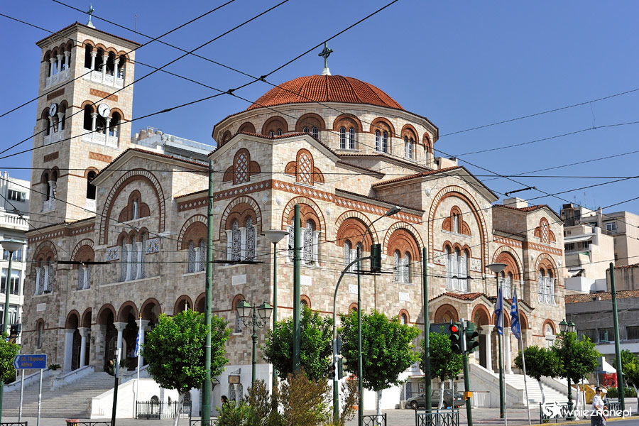 Piękny duży kościół tuż przy porcie w Pireusie. - foto: wnieznane.pl
