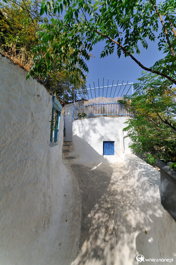 Ateny. Anafiotika. Jedna z wąskich białych ścieżek. - foto: wnieznane.pl