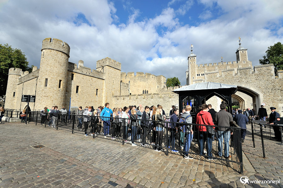 Londyn. Wejście na teren Tower of London. - foto: wnieznane.pl