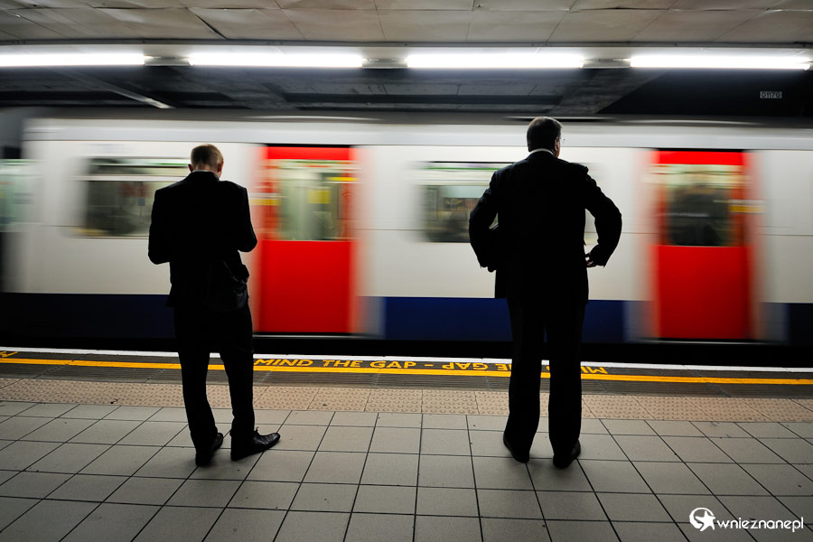 Londyn. Codzienny obrazek w londyńskim metrze. - foto: wnieznane.pl