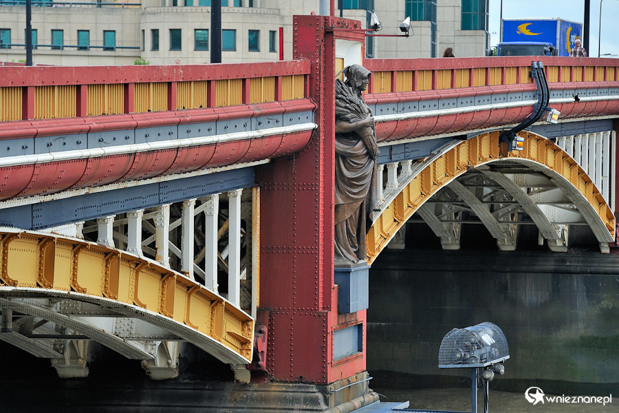 Londyn. Ciekawe zdobienie Vauxhall Bridge. - foto: wnieznane.pl