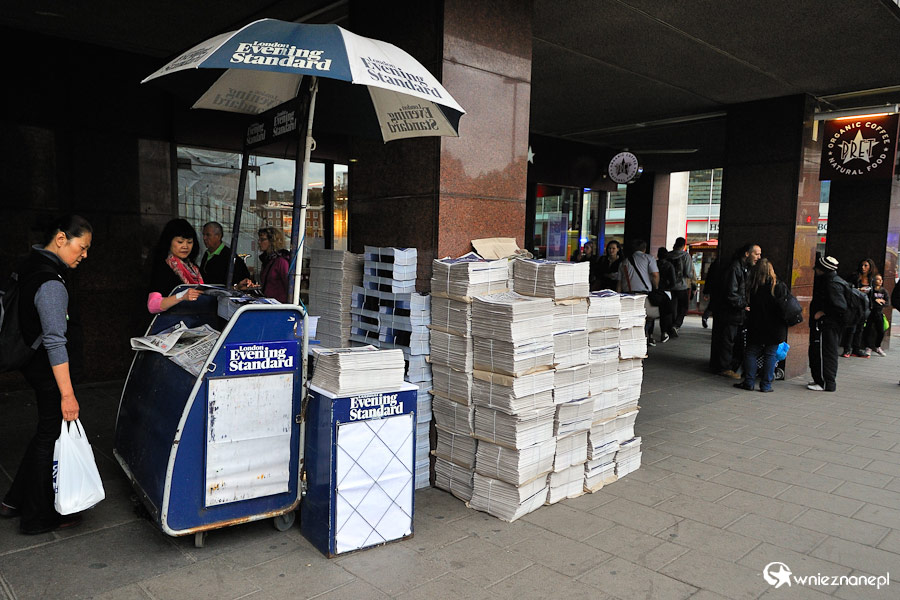 Londyn. Kolportaż prasy popołudniowej.  - foto: wnieznane.pl