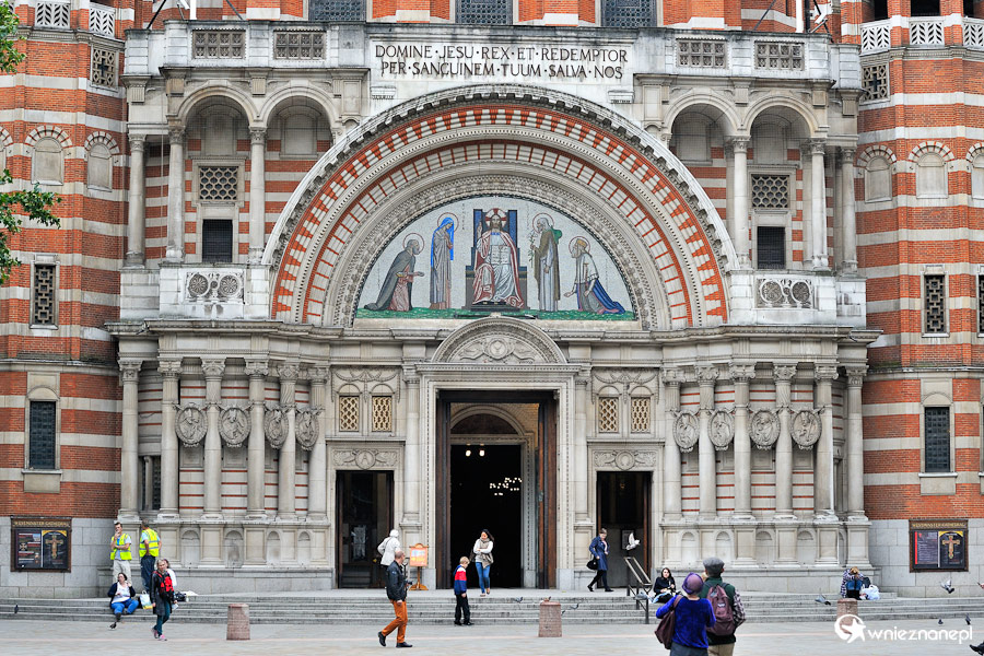 Londyn. Wejście główne do Katedry Westminsterskiej. - foto: wnieznane.pl Londyn. Wejście główne do Katedry Westminsterskiej. - foto: wnieznane.pl