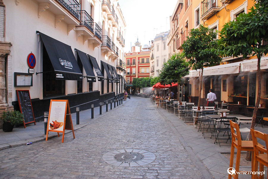 Sewilla. Jeszcze puste stoliki śródmiejskich knajp. - foto: wnieznane.pl