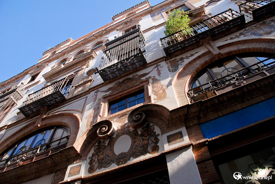 Sewilla. Na jednej z wąskich uliczek Sewilli. - foto: wnieznane.pl