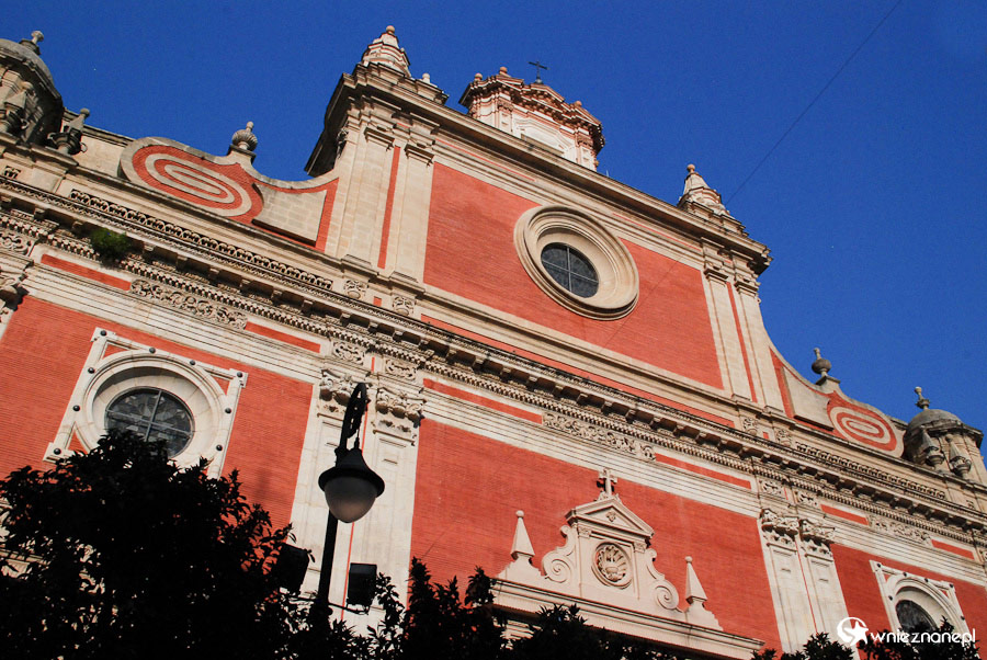 Sewilla. Ceglaste odcienie kościoła w Sewilli. - foto: wnieznane.pl
