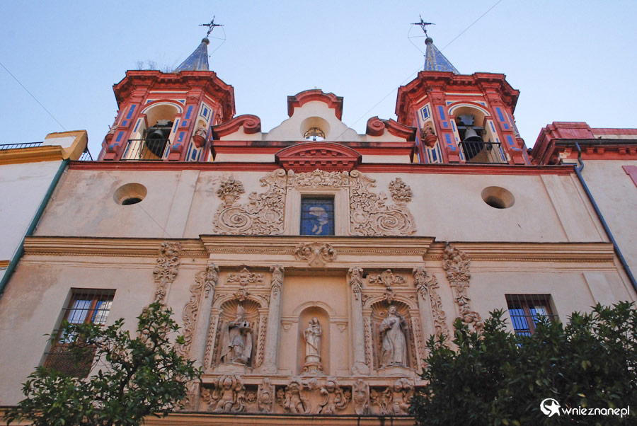 Sewilla. Fasada kościoła w ścisłym centrum Sewilli. - foto: wnieznane.pl