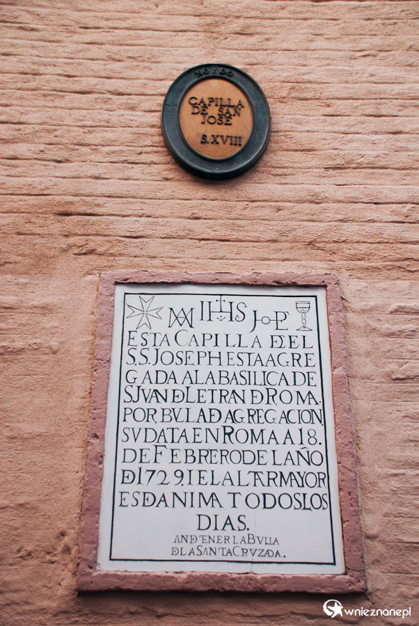 Sewilla. Tablica na fasadzie kościoła św. Józefa. - foto: wnieznane.pl