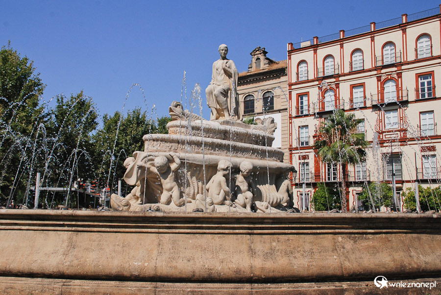 Sewilla. Fontanna nieopodal hotelu Alfonso XIII. - foto: wnieznane.pl