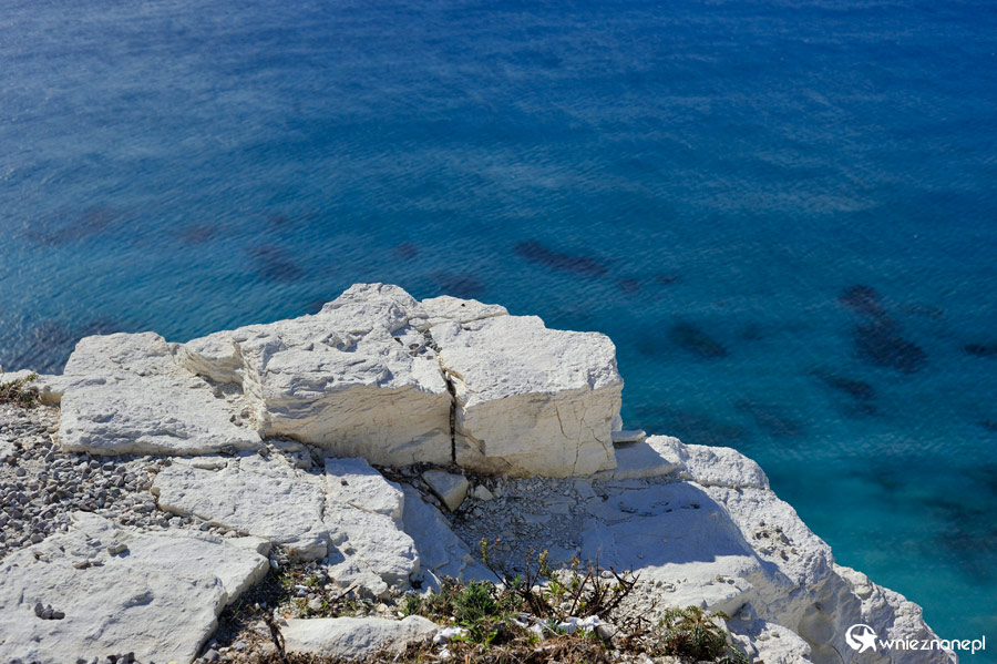 Cypr zimą. Nawet w styczniu woda w okolicy Petra tou Romiou ma piękny niebieski kolor. - foto: wnieznane.pl