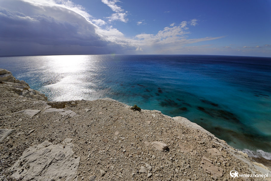 Cypr zimą. Nawet w styczniu woda w okolicy Petra tou Romiou ma piękny niebieski kolor. - foto: wnieznane.pl